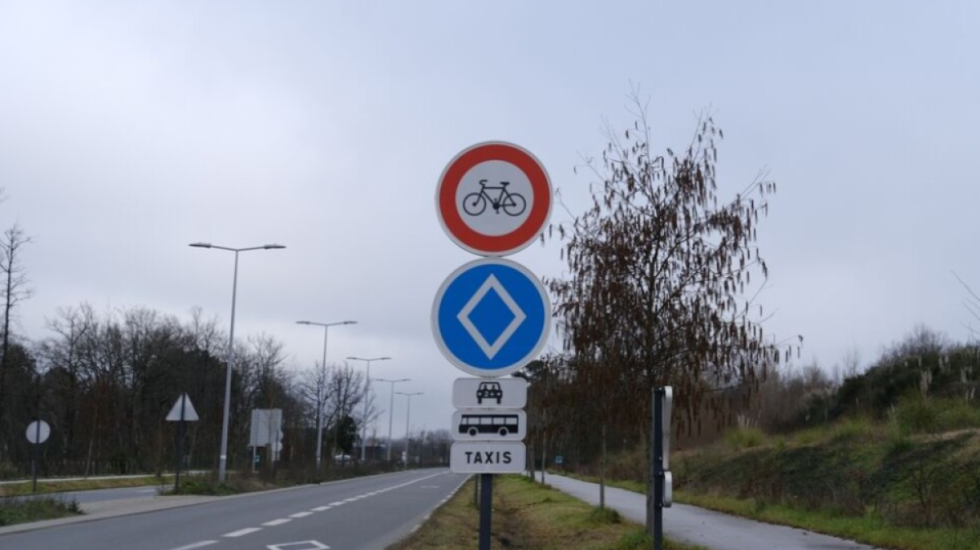 Shenja e re rrugore në Evropë: çfarë do të thotë rombi i bardhë në sfond blu?