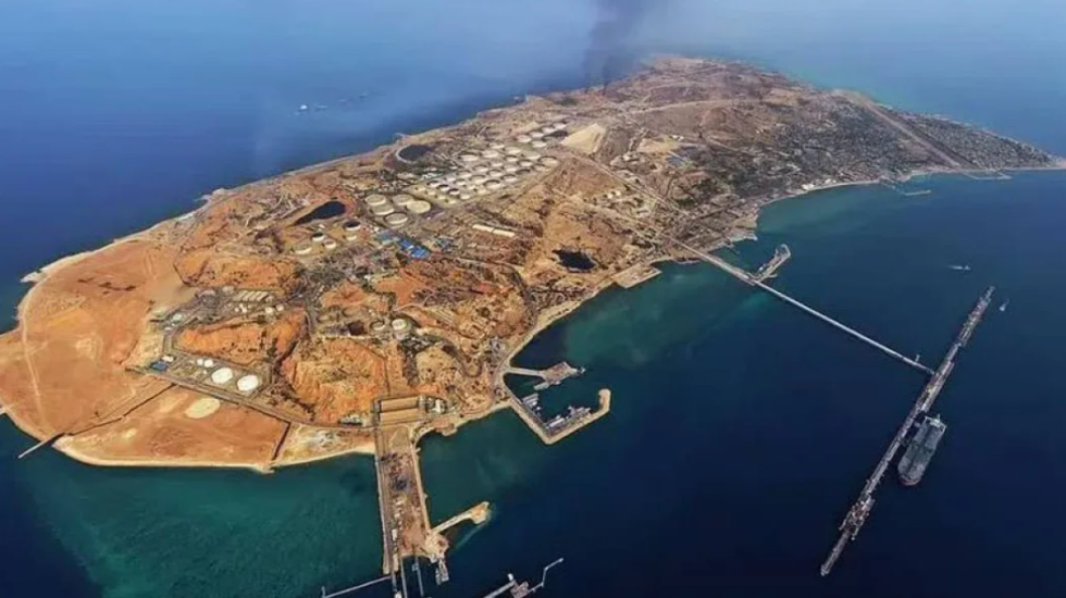 Sulmi kirurgjikal i SHBA-ve në ishullin Kharg, u goditën mbi 90 objektiva ushtarake, por Trump "ruajti" naftën