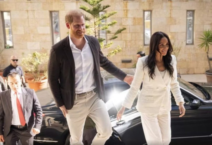 “Meghan ka manipuluar Harry-n”, libri i ri ndez polemikat rreth familjes mbretërore