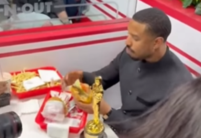 E feston Oscar-in me një hamburger, fast-food-i shpërthen në ovacione