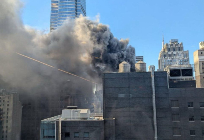 Skena dramatike në Manhattan, qiellgërvishtësi përfshihet nga flakët