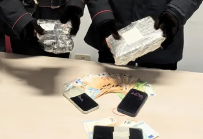 Kishin 2.5 kg kokainë të pastër me vete, pranga shqiptarit dhe bashkëpunëtorit të tij