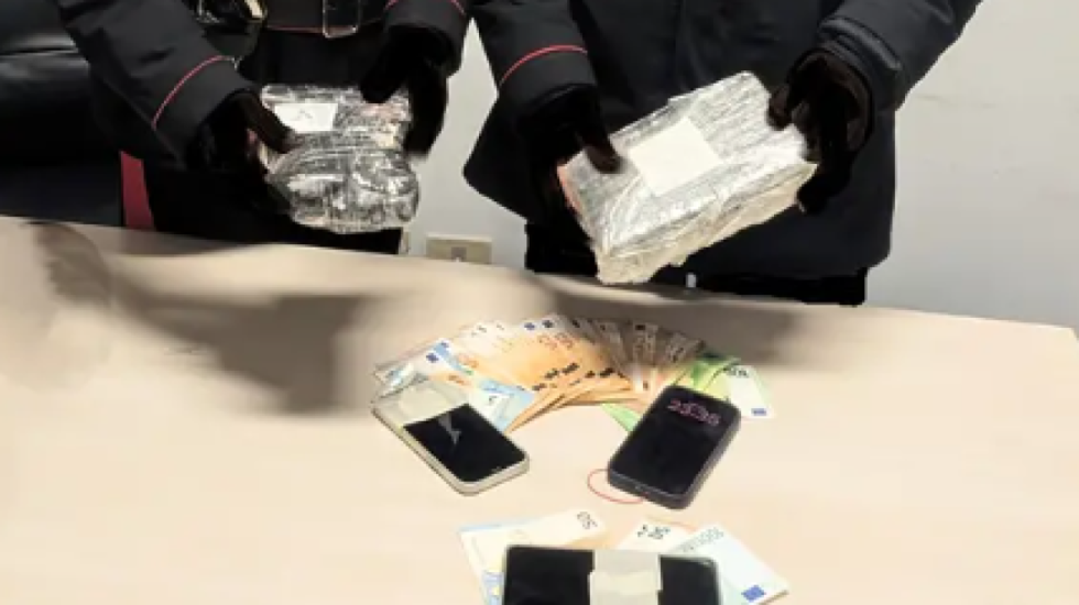 Kishin 2.5 kg kokainë të pastër me vete, pranga shqiptarit dhe bashkëpunëtorit të tij