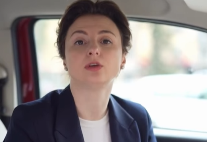 VIDEO/ Erisa Xhixho mbush makinën me karburant dhe bën llogarinë: 60% e çmimit janë taksa