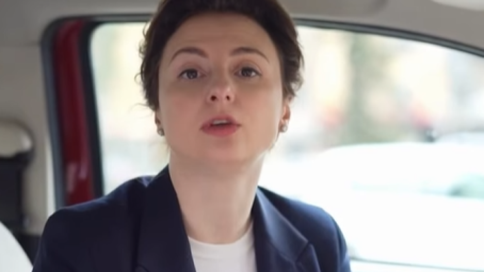 VIDEO/ Erisa Xhixho mbush makinën me karburant dhe bën llogarinë: 60% e çmimit janë taksa