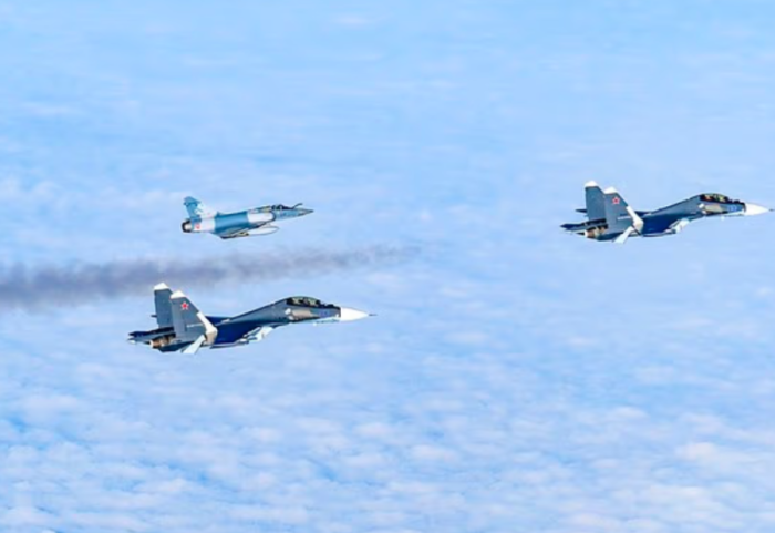 SU-30 rus hyn në hapësirën e NATO-s, avionët italianë ngrihen menjëherë në ajër