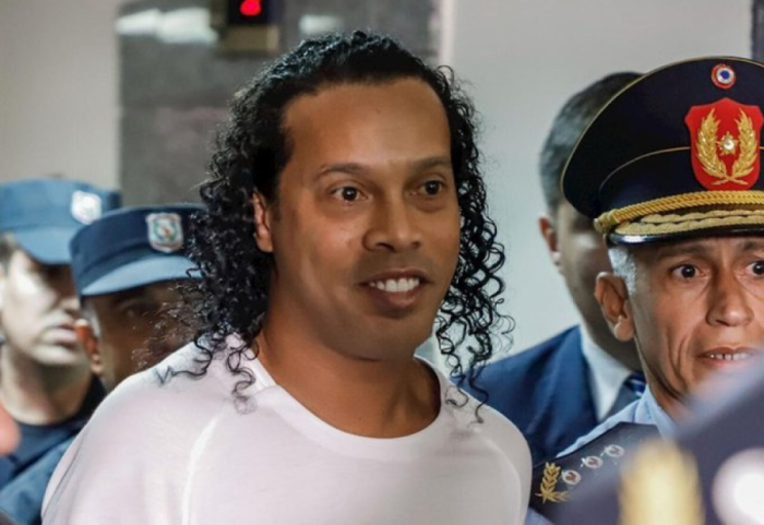 “Ia kalova mirë pas hekurave”, rrëfimi i pazakontë i Ronaldinho për jetën në burg: Më kërkuan të luaja futboll