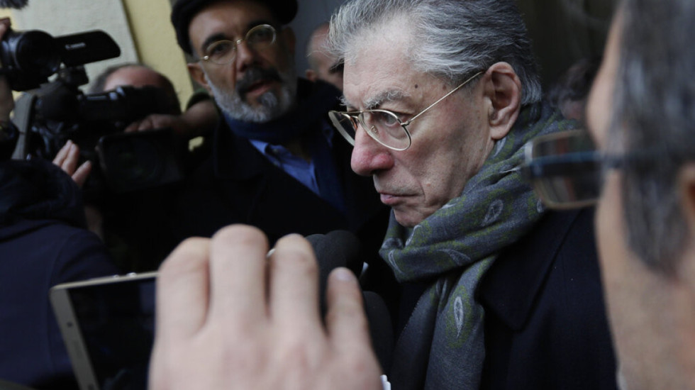 Shuhet një figurë historike e politikës italiane, ndërron jetë Umberto Bossi