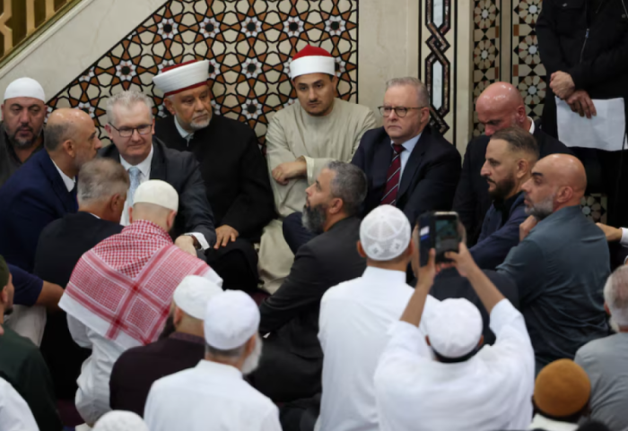 “Turp të të vijë”, kryeministri australian Albanese hyn në xhami, besimtarët e presin me protestë