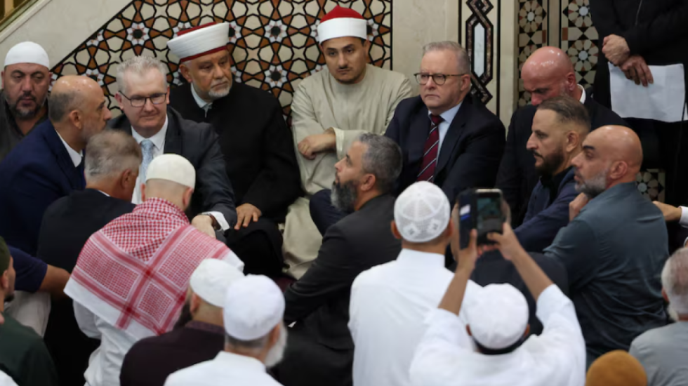 “Turp të të vijë”, kryeministri australian Albanese hyn në xhami, besimtarët e presin me protestë