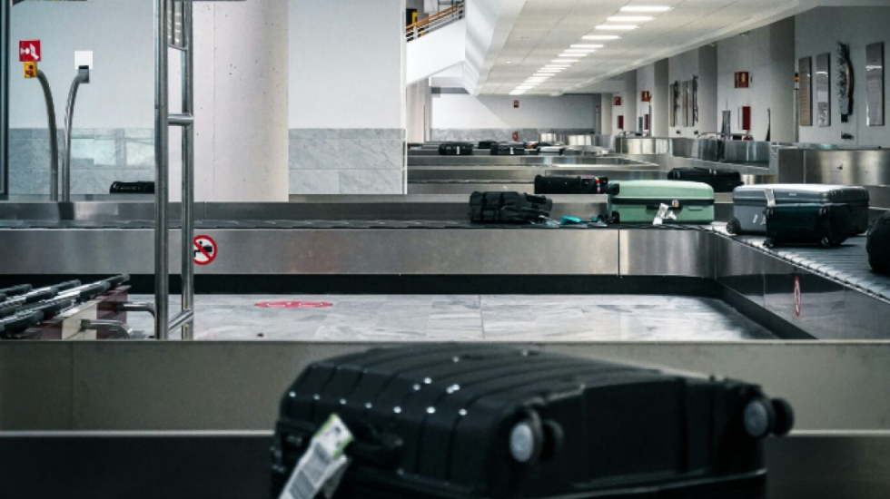 Nga helmi për minjtë te dhëmbët flori, sendet më të çuditshme të gjetura në valixhet e humbura në aeroporte