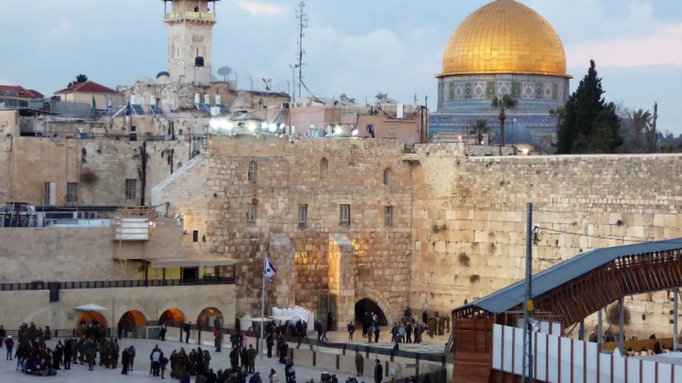 Jerusalem, fragmente të raketave iraniane bien pranë “Murit të Lotëve”