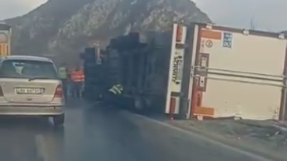 Përmbyset kamioni në Qafë Thanë, rrezik në rrugë prej derdhjes së vajit