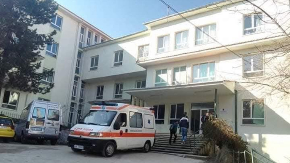 Çifti i bashkëshortëve po udhëtonte me motor, përfundojnë në spitalin e Pogradecit pasi i përplasi makina