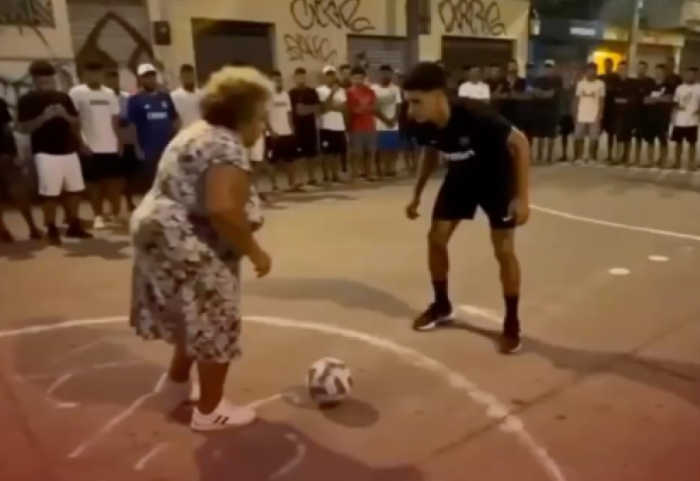 Gjyshja si Ronaldinho, shënon gol dhe bëhet hit në rrjet