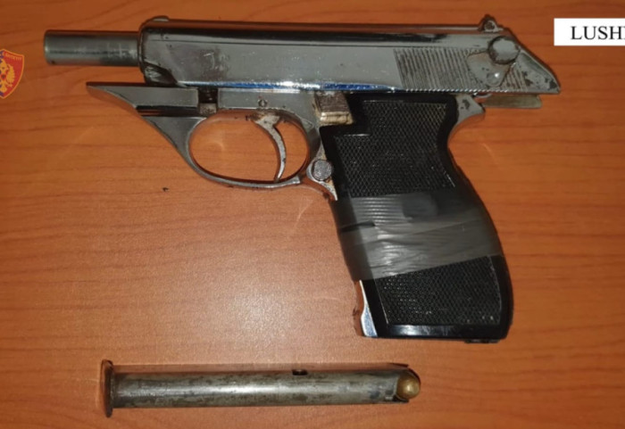 Policia e Lushnjes gjen xhupin dhe pistoletën, por jo të riun që i kishte pasi ndodhej te berberi
