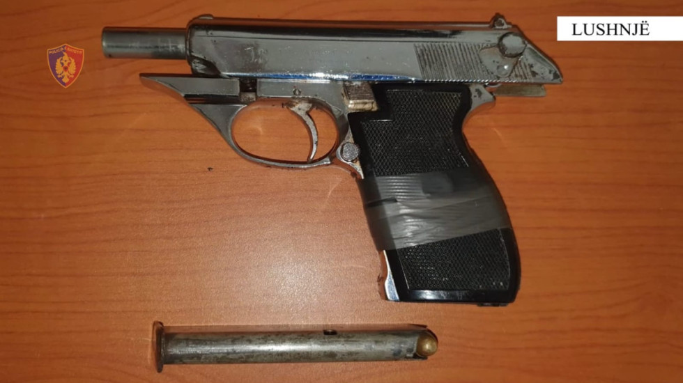 Policia e Lushnjes gjen xhupin dhe pistoletën, por jo të riun që i kishte pasi ndodhej te berberi