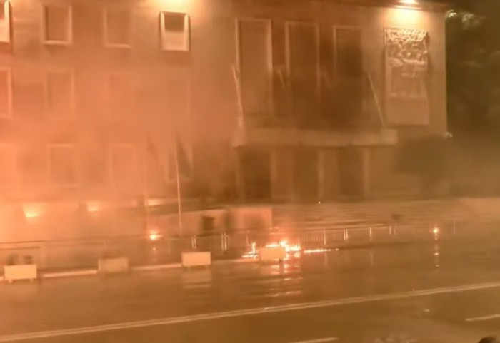 Molotov dhe fishekzjarrë në drejtim të Kryeministrisë, policia përgjigjet me gaz lotsjellës dhe ujë me presion