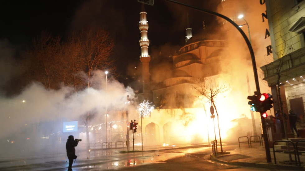Policia shoqëron 23 persona pas protestës së opozitës