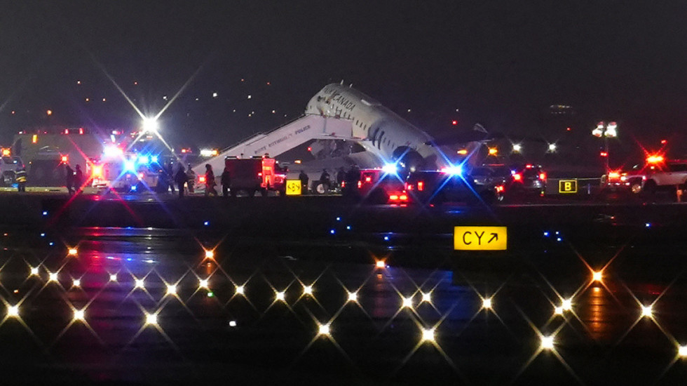 Avioni përplaset me makinën në pistë, bllokohen fluturimet në LaGuardia