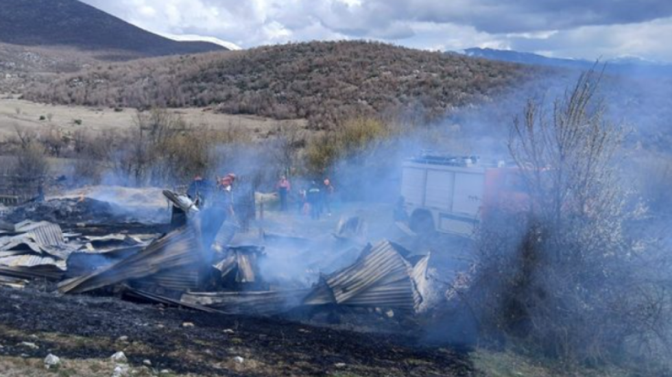 Shkrumbohet stalla e bagëtive në Kolonjë, dëme kolosale