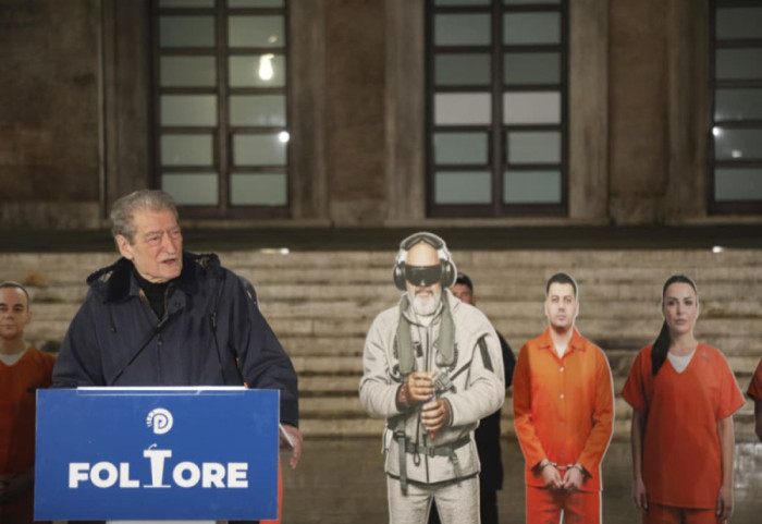 “Dje zgjodhëm zemërimin”, Berisha sërish para Kryeministrisë brenda 24 orësh: Na mohohet fjala në Kuvend