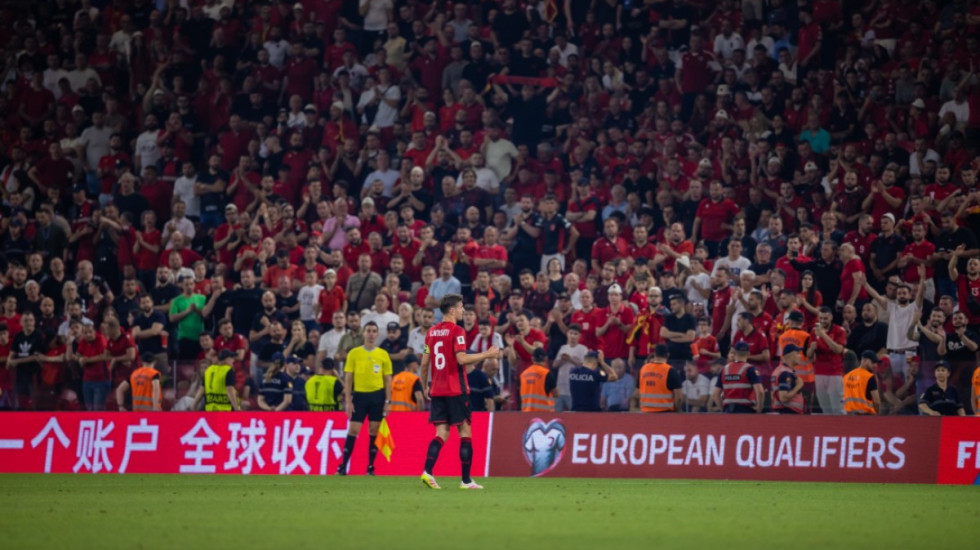 “Mos mbani flamurin shqiptar jashtë stadiumit”, Federata Polake thirrje tifozëve kuqezi