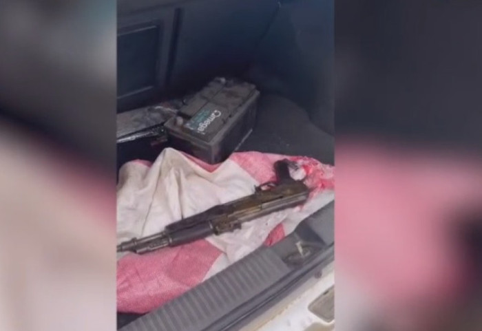 Me armë në makinë, arrestohet 30-vjeçari