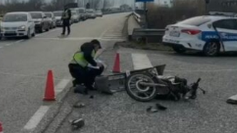 Aksident në Lezhë-Shkodër, përplaset makina me motorin