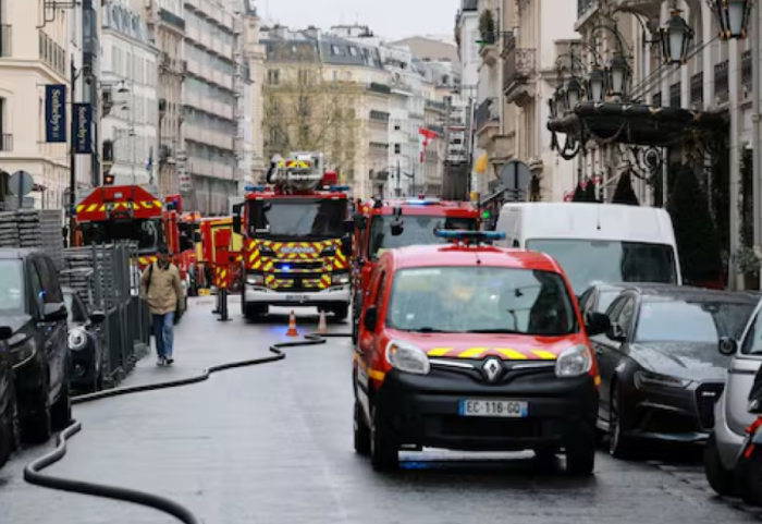 Zjarr në hotelin pranë presidencës franceze, qindra të evakuuar
