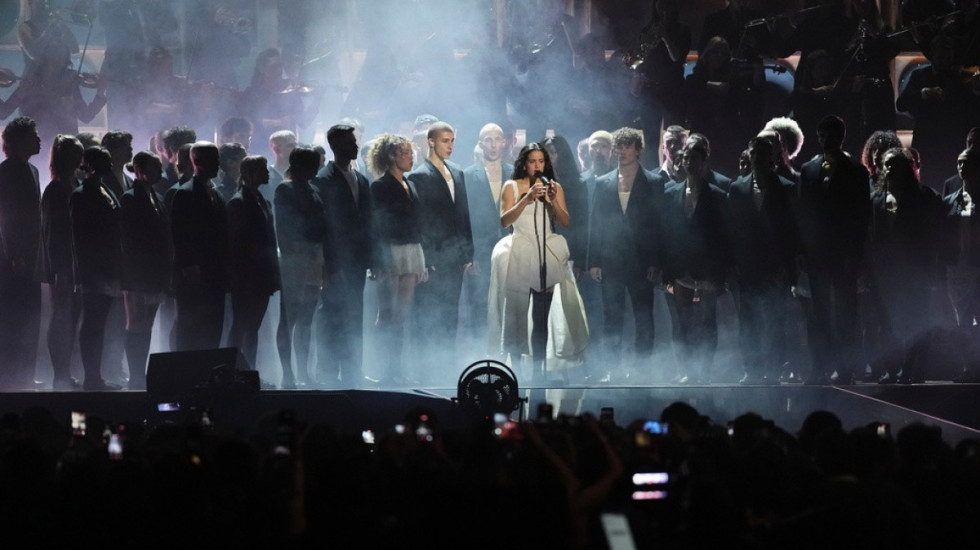 “Ndihem keq”, Rosalia ndërpret në mes koncertin në Milano, u helmua me ushqim