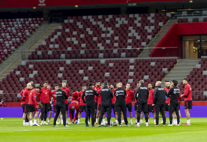 Balotazh në repartin ofensiv, Sylvinho lë “vrasësin” e polakëve në tribunë