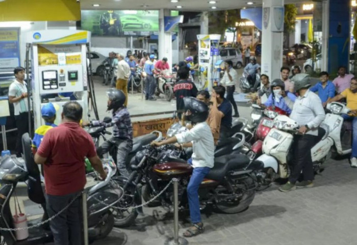 “Luftë për 1 litër naftë”, grushta dhe shkelma në pikat e karburantit në Indi