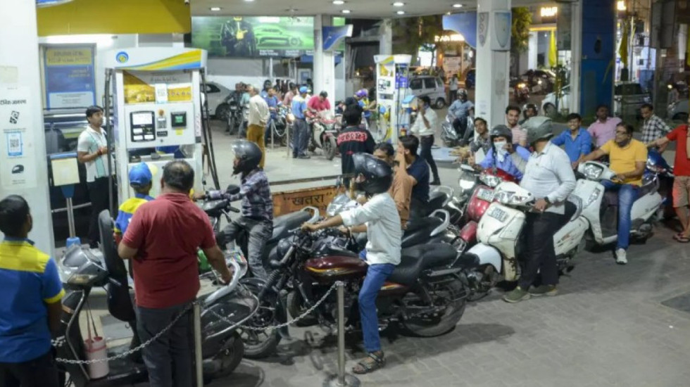 “Luftë për 1 litër naftë”, grushta dhe shkelma në pikat e karburantit në Indi