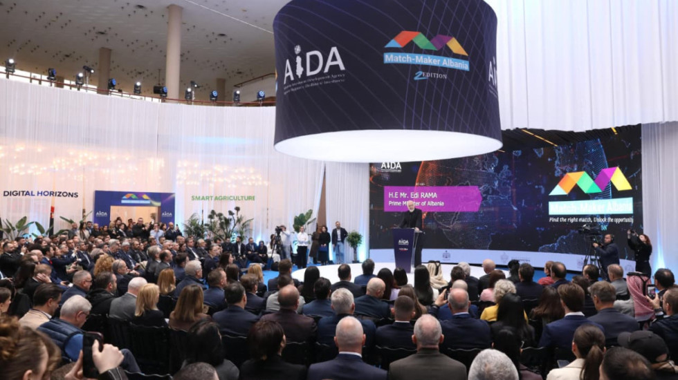 “Provoni rakinë t’ju sjellë në humor”, Rama batuta me investitorët: Nuk do vuani për problemet tona