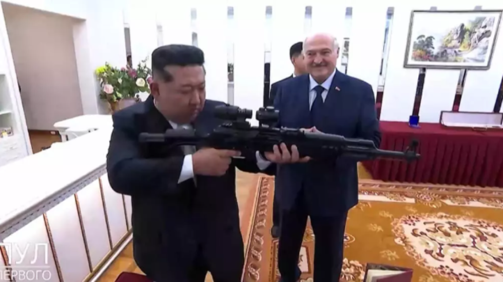 “Vëllazëri” diktatorësh, Lukashenko i dhuron pushkë automatike Kim Jong Un