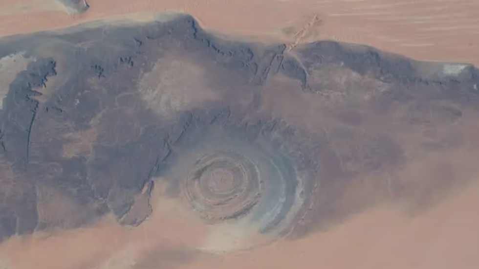 Zbulohen pamje satelitore të “syrit” gjigant në mes të Saharasë