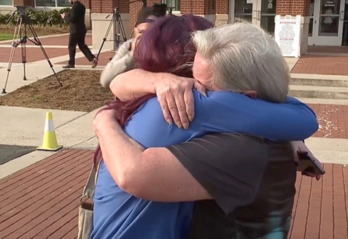 VIDEO/ E zhdukur prej 24-vjetësh, momenti kur vajza gjen nënën e saj