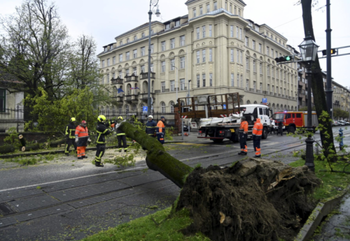 Skena apokaliptike në rrugët e Zagrebit, stuhia shkakton të lënduar e dëme të shumta