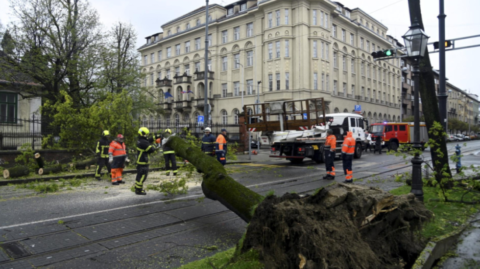 Skena apokaliptike në rrugët e Zagrebit, stuhia shkakton të lënduar e dëme të shumta