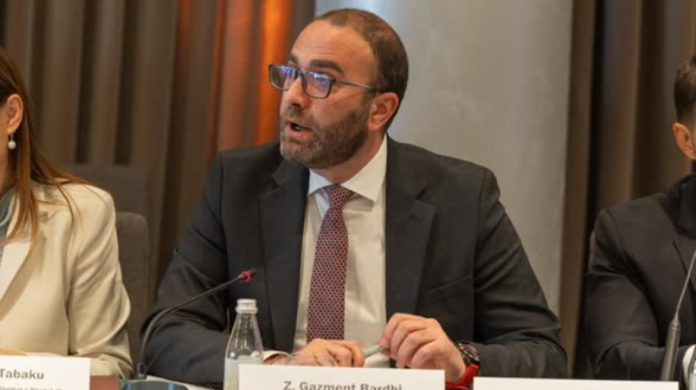 “Parlamenti nuk po funksionon”, Bardhi: Demokracia në Shqipëri përballet me sfida serioze