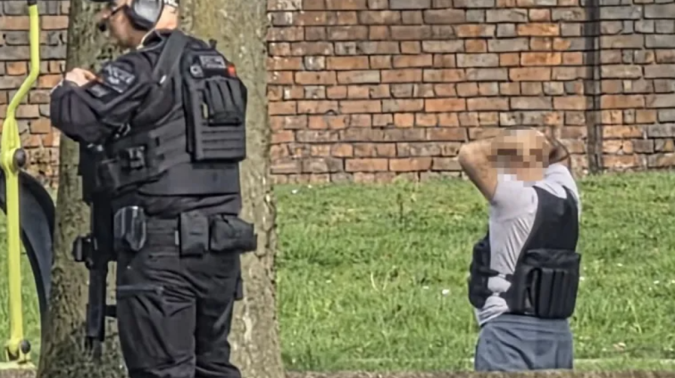 Shqiptari me xhup të çuditshëm ngre në këmbë policinë britanike, e kujtuan për kamikaz