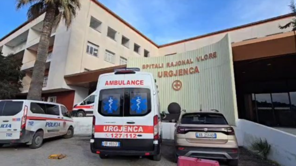 Plagosje me thikë në Vlorë, sulmohet i riu pranë spitalit