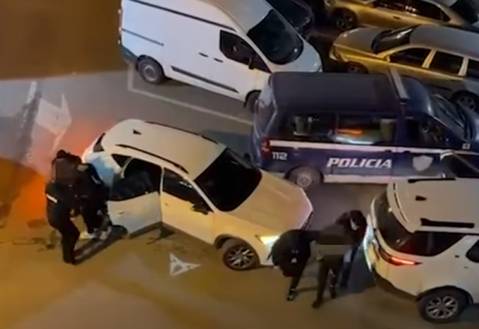 Do shiste një armë zjarri, arrestohet 40-vjeçari, në pranga edhe shoqëruesi