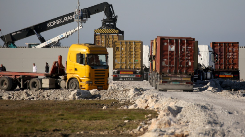 Zhvendosen mbetjet toksike në Durrës, 102 kontejnerët largohen nga Porto Romano
