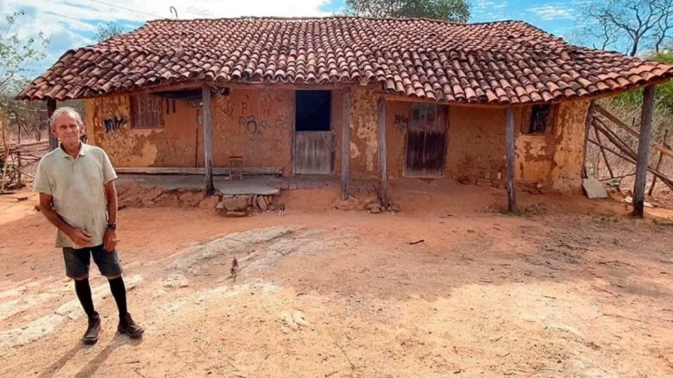 80-vjeçari jeton pa drita e pa ujë, por me një sekret që qyteti e ka humbur