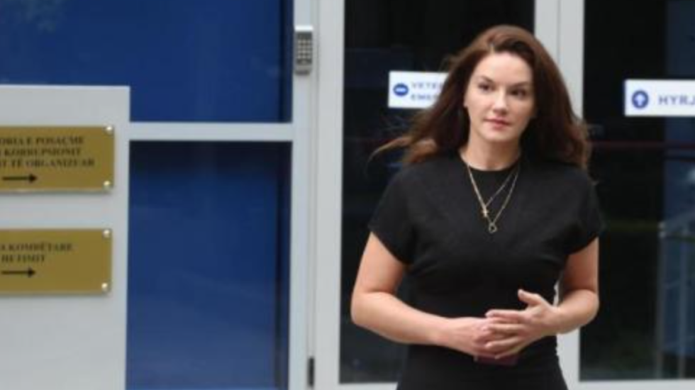 “Jam shtatzënë, dua të lëviz jashtë vendit!” Lehtësohet masa e sigurisë për Ajola Xoxën