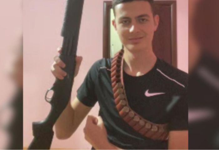 Bleu armë në SHBA për ta shitur në Angli, dënohet me burg 19-vjeçari shqiptar