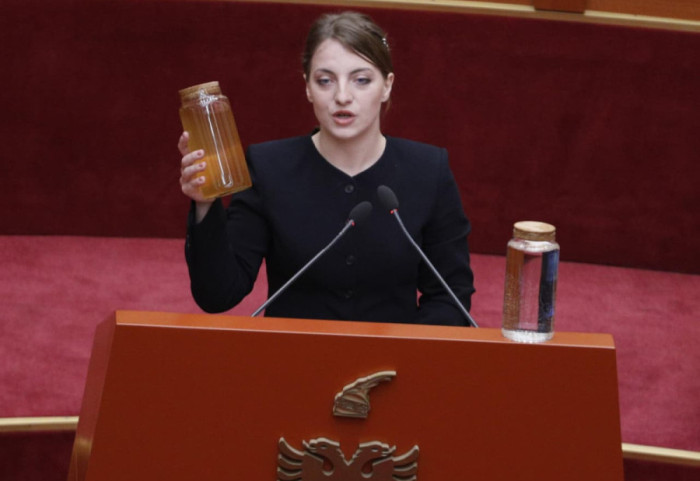 Me dy shishe ujë në Kuvend, ‘Neomalësorja’ ngre alarmin për ndotjen e lumit Drin