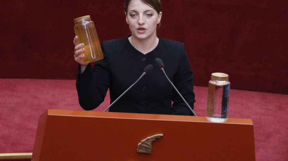 Me dy shishe ujë në Kuvend, ‘Neomalësorja’ ngre alarmin për ndotjen e lumit Drin